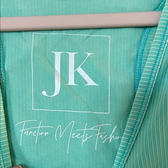 Green Fitted Crop Tank Top - Picture 2 of 7